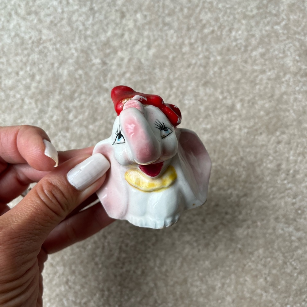 Pair of Vintage Kitschy Ceramic Elephant Salt and Pepper Holders - Picture 4 of 8